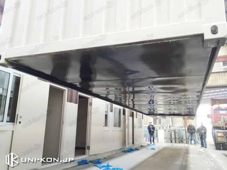 コンテナハウス工場内生産風景：40Ftコンテナハウス床下装甲鋼板の防腐塗装（黒）