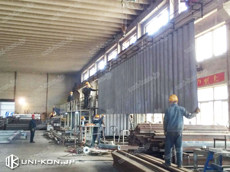 コンテナハウス工場内生産風景：40Ftコンテナ側面外壁鋼板半製品