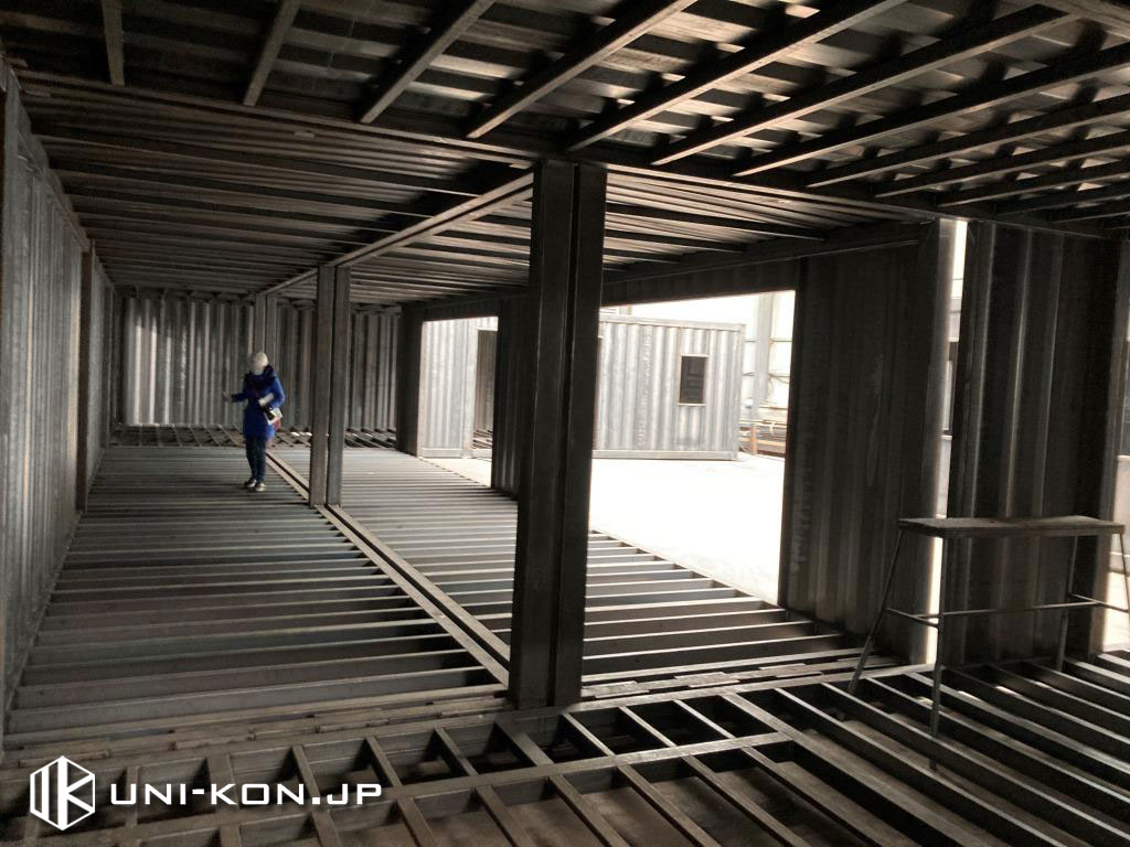 JIS鋼材事務所用連棟コンテナハウス工場内仮組：内部天井高2.5m　3