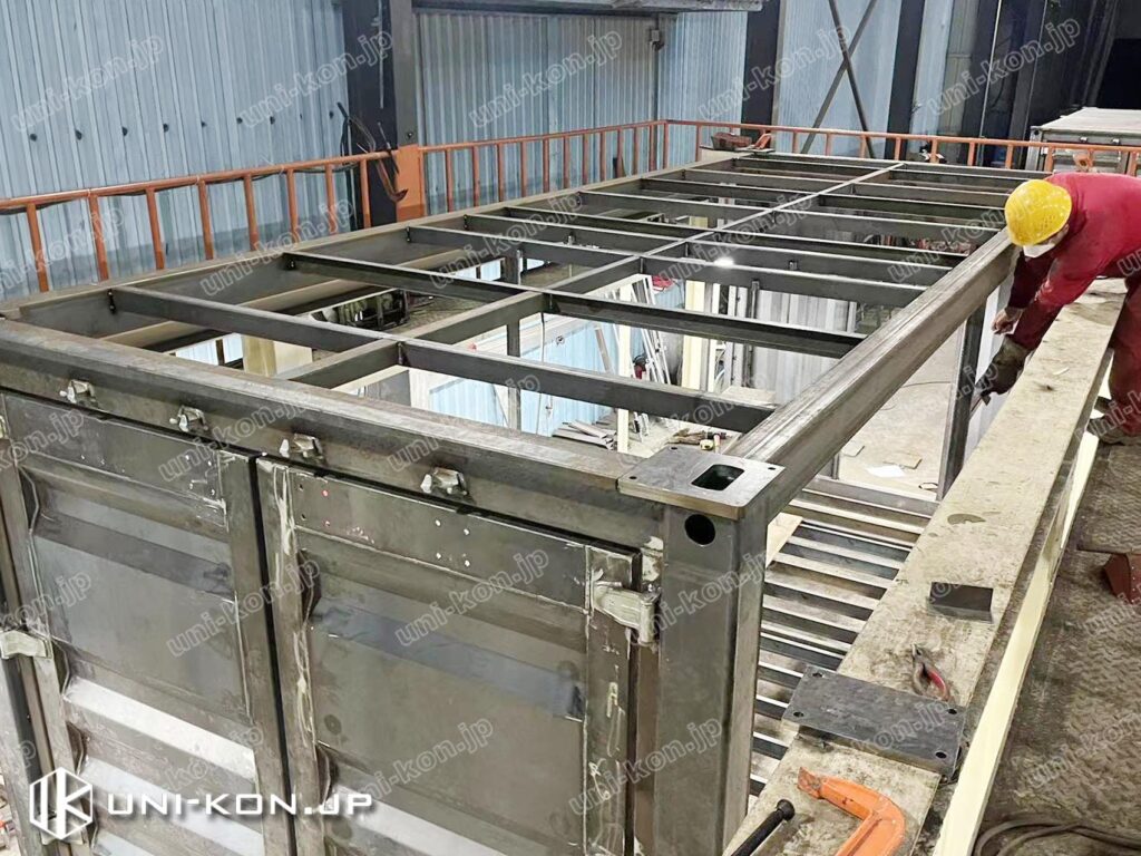 大組立中の発電設備搭載用コンテナハウス