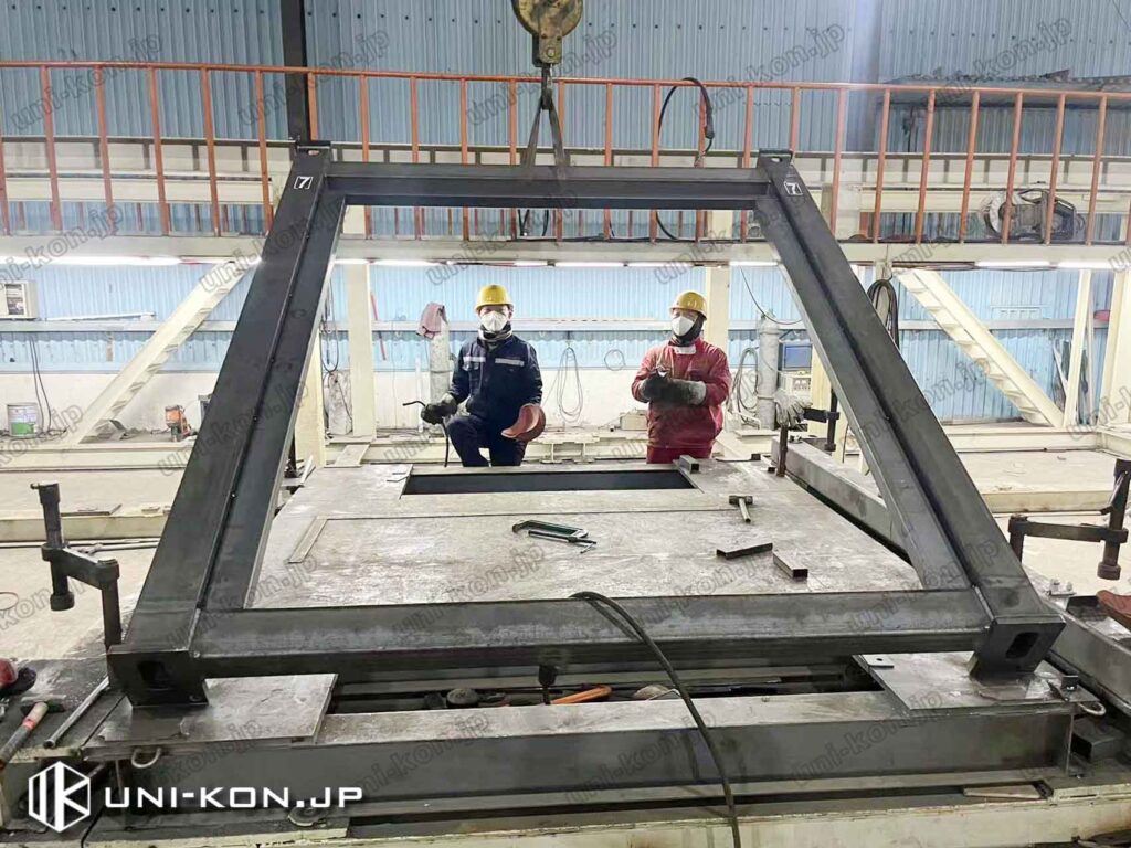 コンテナハウス加工工場内、端部枠吊り上げ