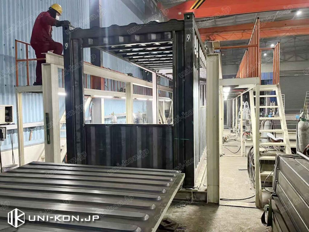 コンテナハウス加工工場内、大組立