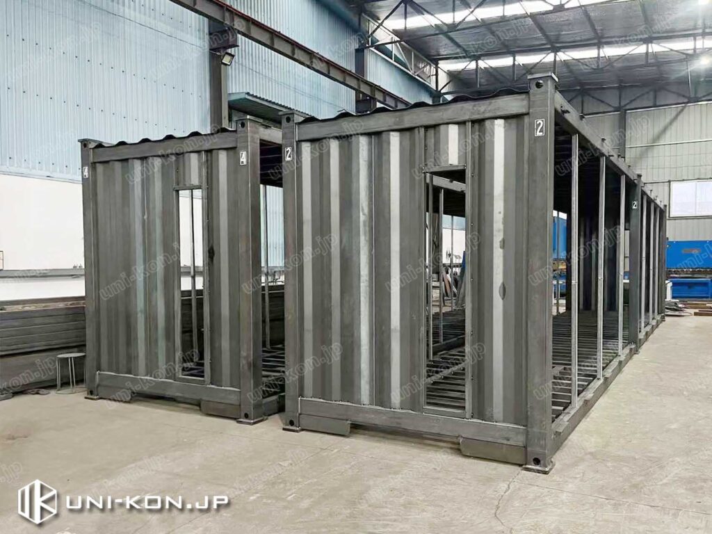 コンテナハウス加工工場内、組立後溶接前