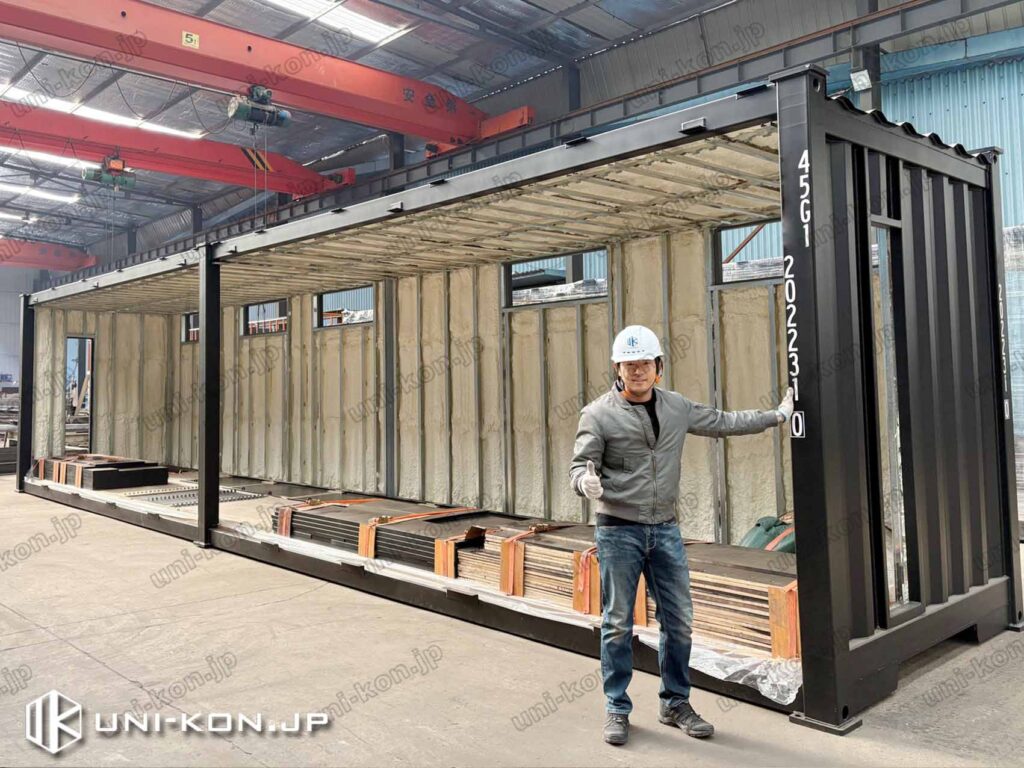 40Ftコンテナハウス工場出荷前記念写真1