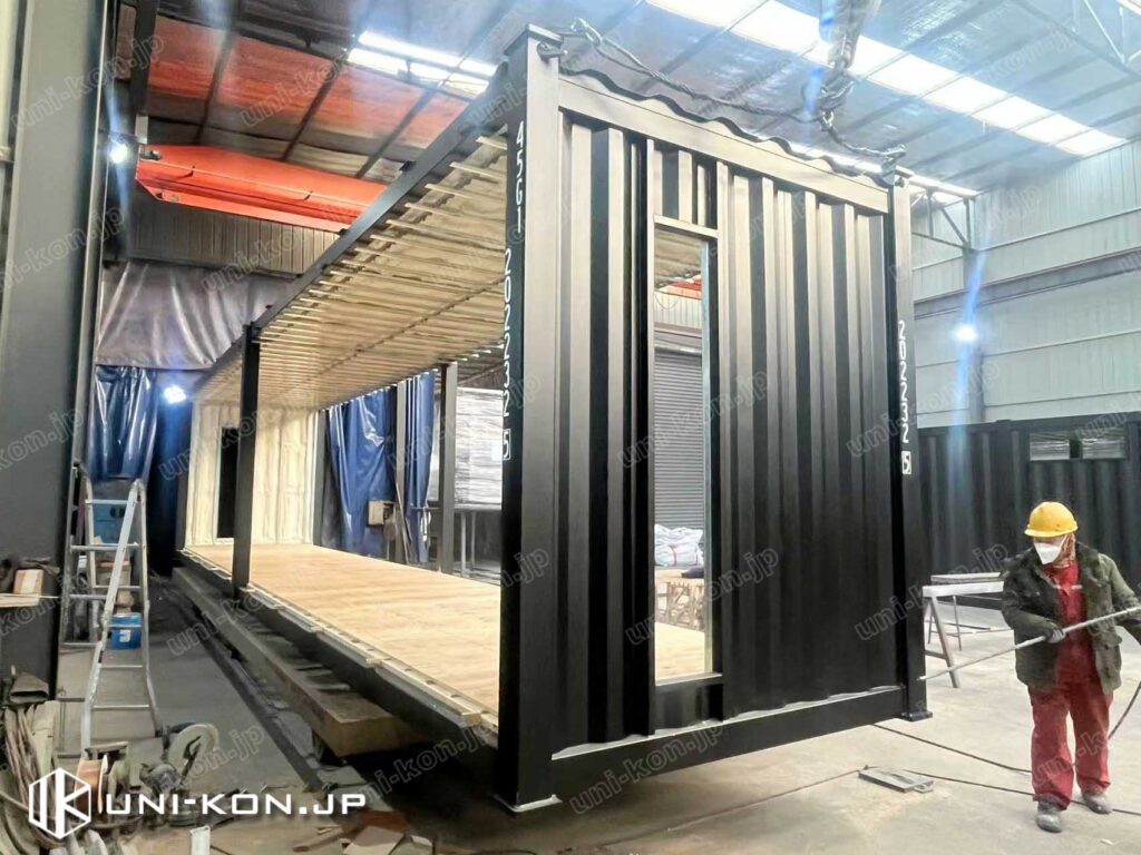 40Ftコンテナハウス工場内完成状態(断熱・軽天下地)