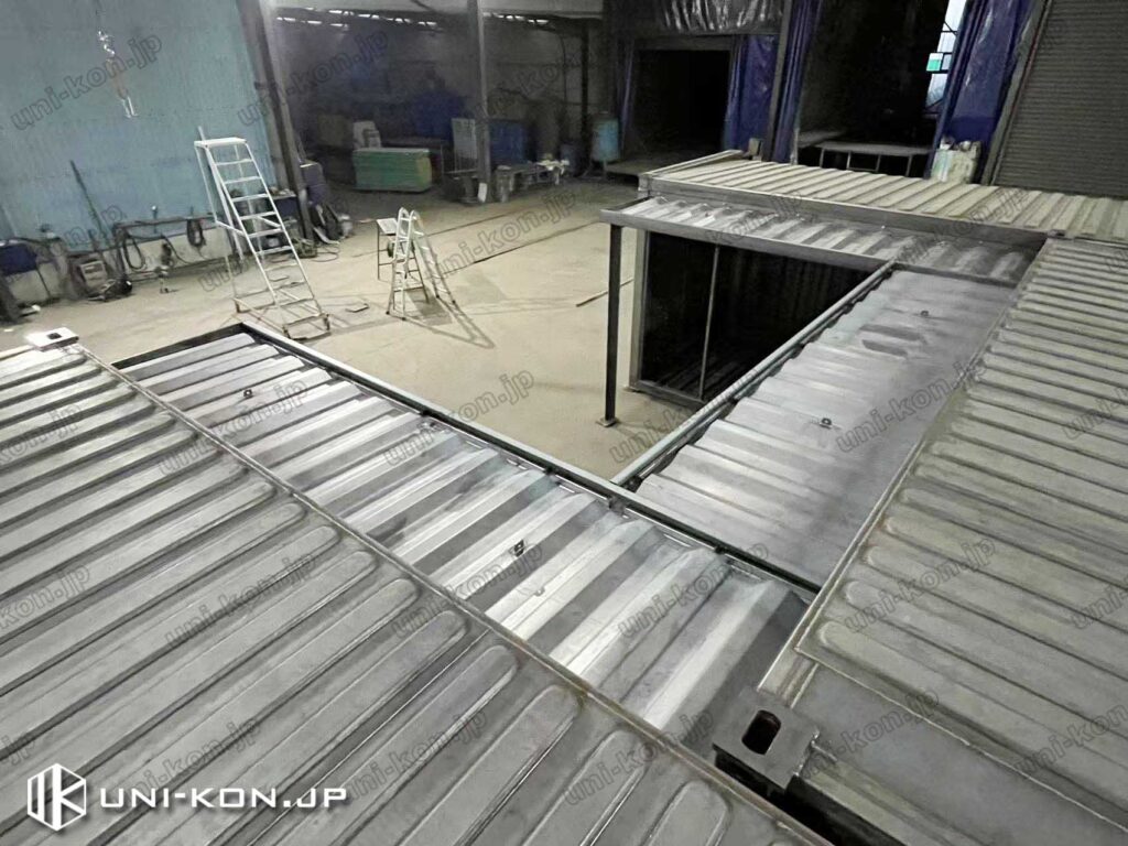 「コ」型配置廊下庇付きコンテナハウスの勾配屋根