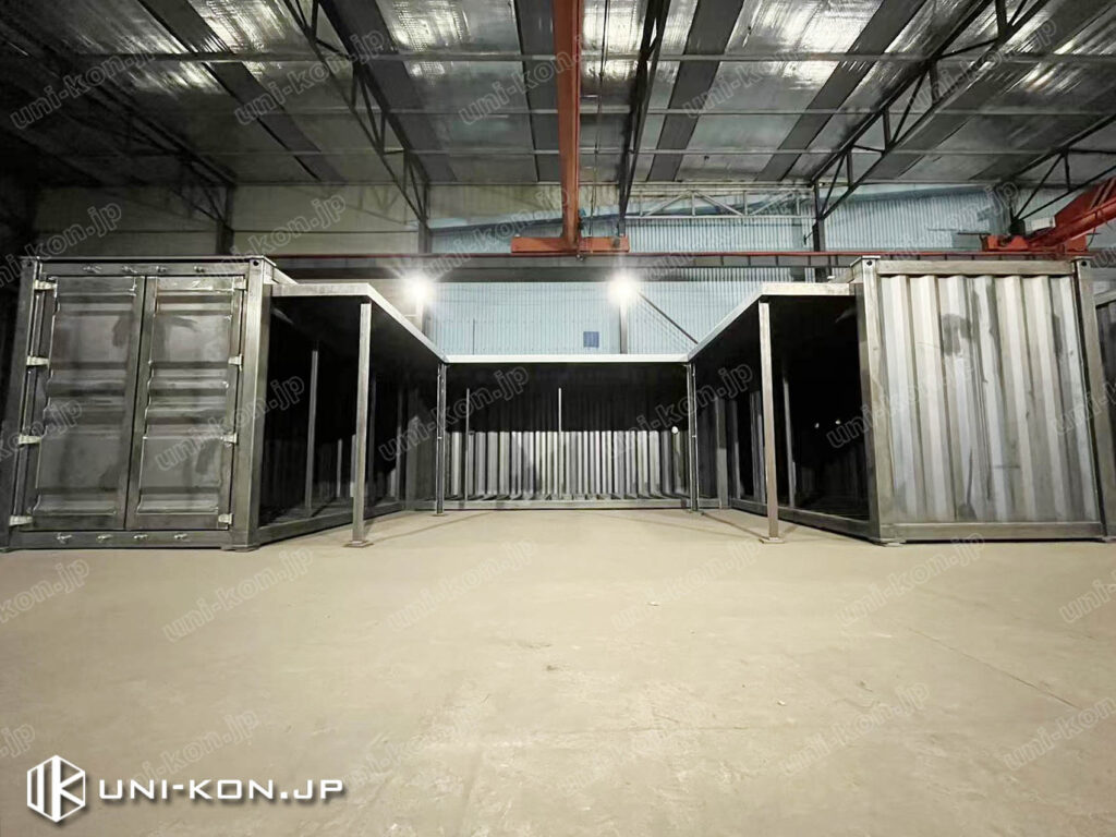 「コ」型配置のコンテナハウスと廊下庇、仮組検査時1