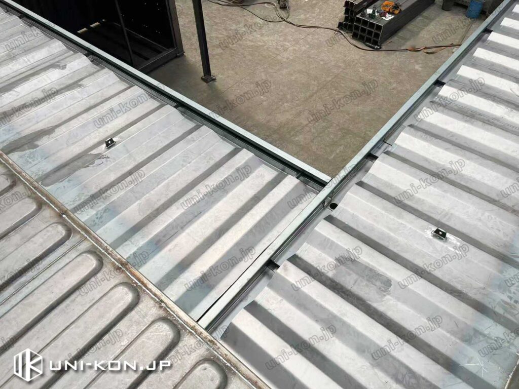 コンテナ風の廊下庇と雨樋