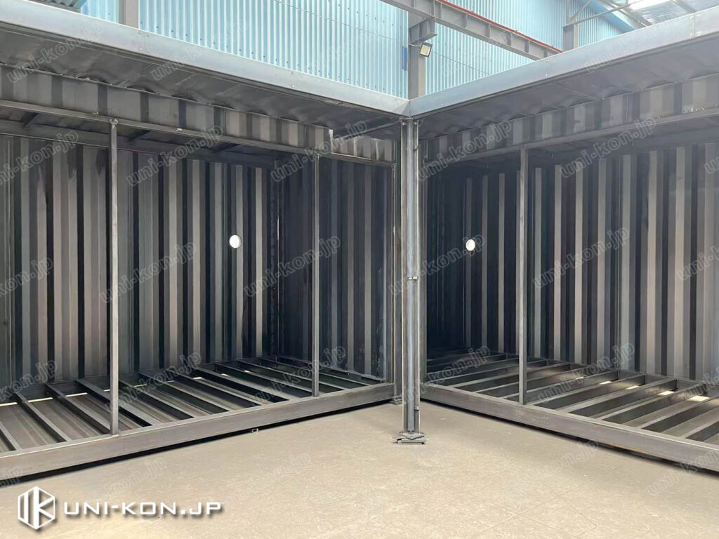 「コ」型配置のコンテナハウスと廊下庇、仮組検査時2