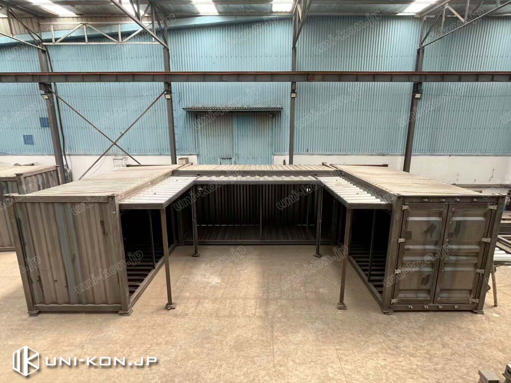 「コ」型配置のコンテナハウスと廊下庇、仮組検査時3