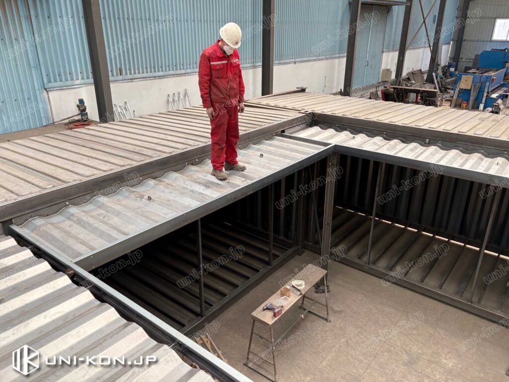 「コ」型配置のコンテナハウスと廊下庇、人が上に立っても平気