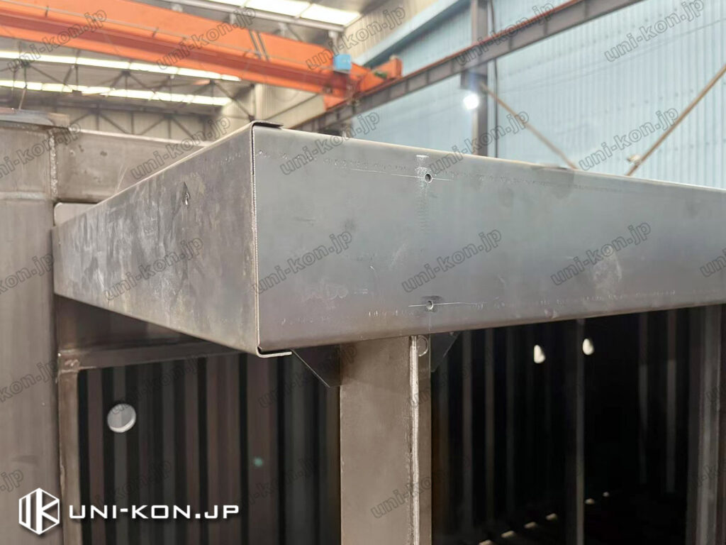 コンテナハウスと廊下庇の鼻隠し板