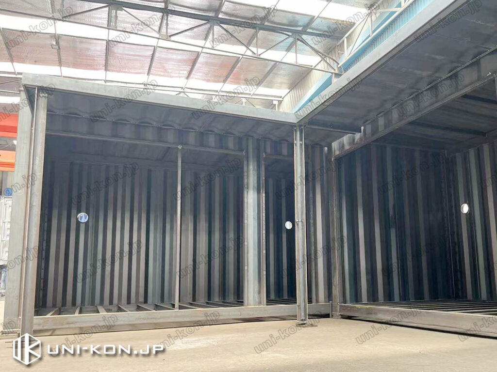 コンテナハウスと廊下庇、竪樋がアングル柱の凹み内で固定