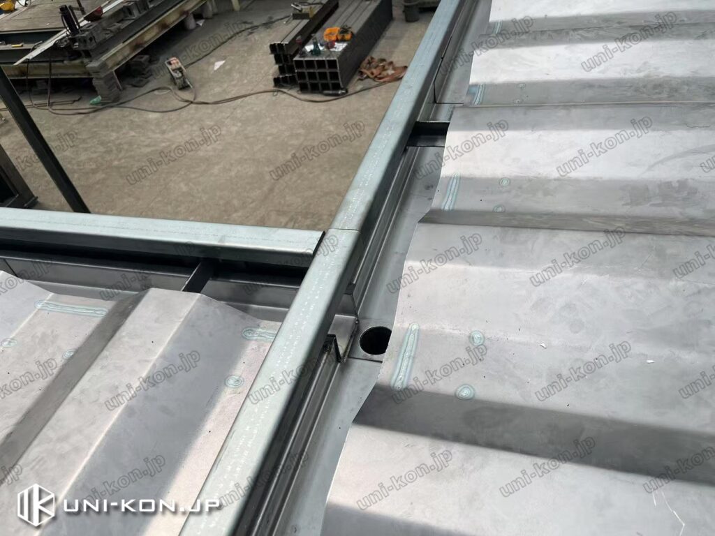 コンテナハウスと廊下庇の細部:雨樋交差点と排水口