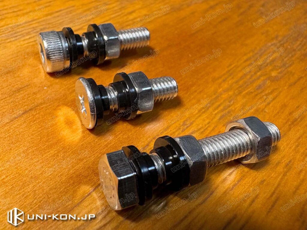 電気腐食を防止するため、ステンレス鋼製ボルト・ネジに電気絶縁のワッシャー(黒)を付けてある