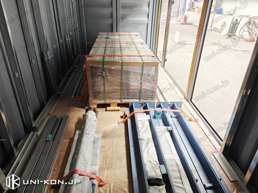 運賃節約のため、アウトデッキ部材と廊下庇部材をコンテナハウス内に同梱発送