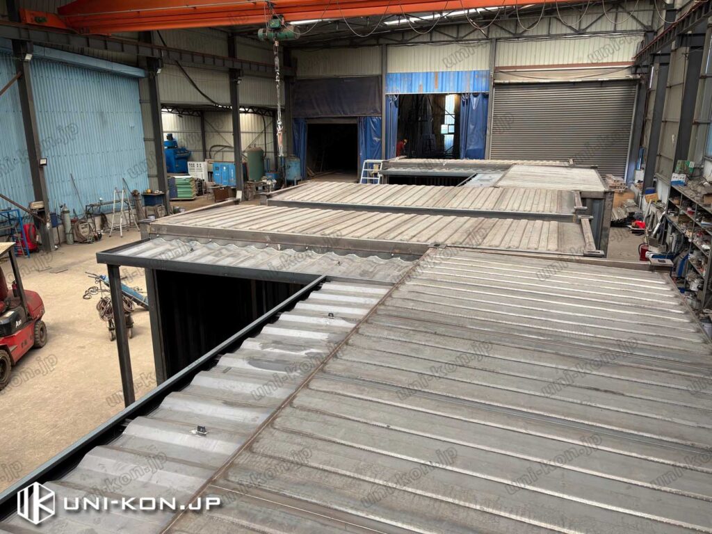 「コ」型配置廊下庇付きコンテナハウスの勾配屋根