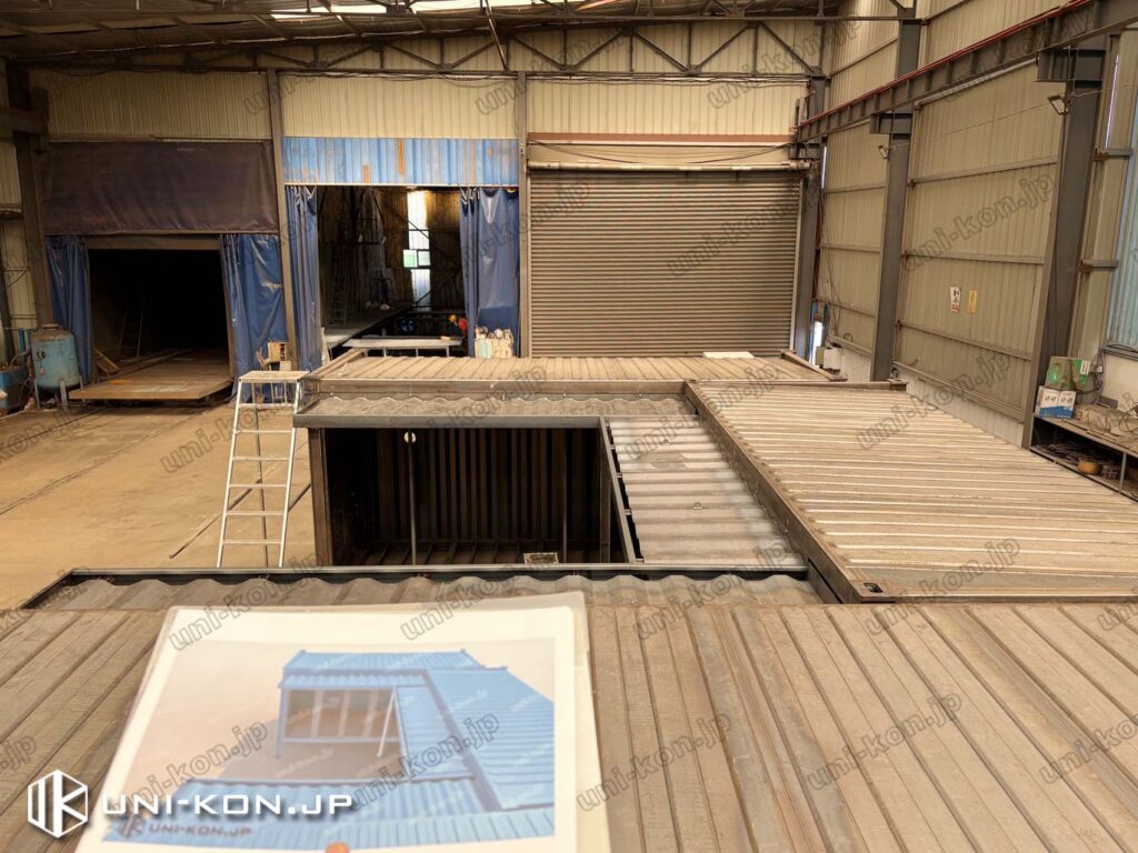 パース実物対比、「コ」型配置廊下庇付きコンテナハウスの勾配屋根