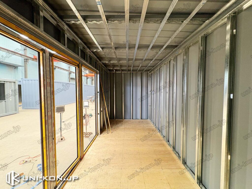 コンテナハウスの内装工事中、LGS軽天下地、建具装着