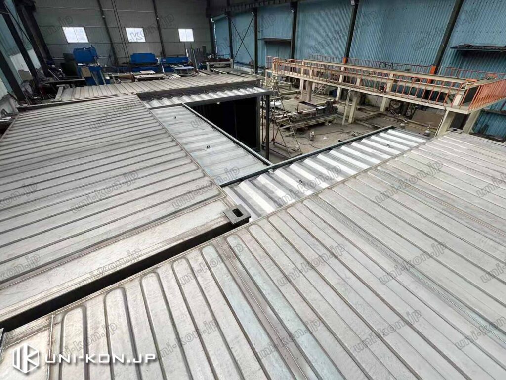 「コ」型配置廊下庇付きコンテナハウスの勾配屋根