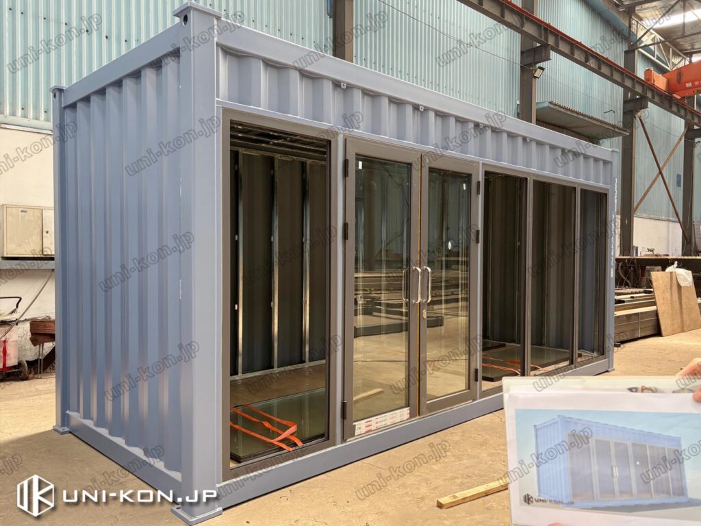 廊下庇付きコンテナハウス、実物とパース画像