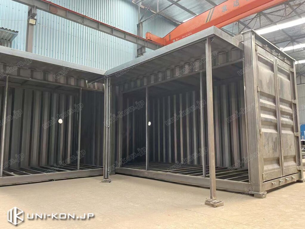 「コ」型配置のコンテナハウスと廊下庇