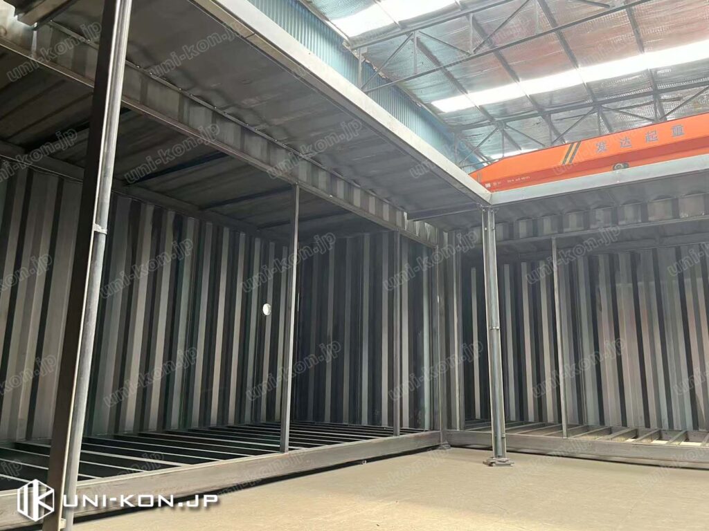 「コ」型配置のコンテナハウスと廊下庇