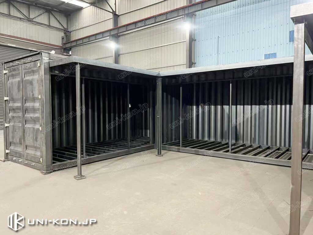 「コ」型配置のコンテナハウスと廊下庇