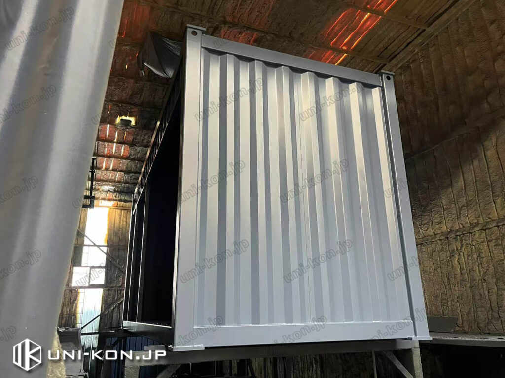 コンテナハウスの塗装2/3、中塗り