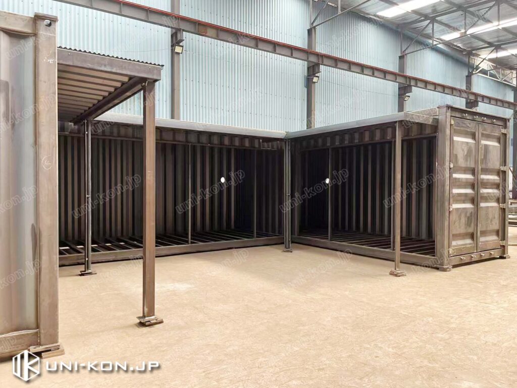 「コ」型配置のコンテナハウスと廊下庇