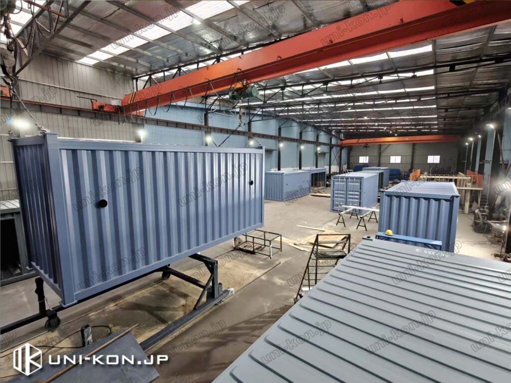 コンテナハウスの工場内生産風景、青色計6台集合