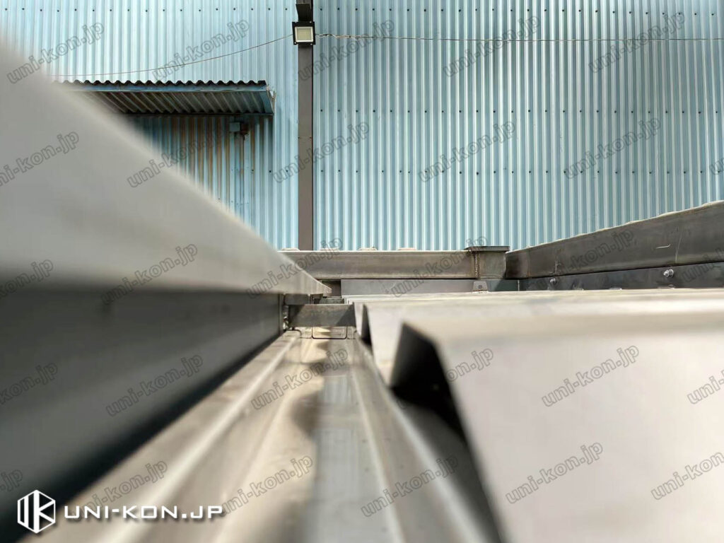 コンテナハウスと廊下庇の細部:横樋内部